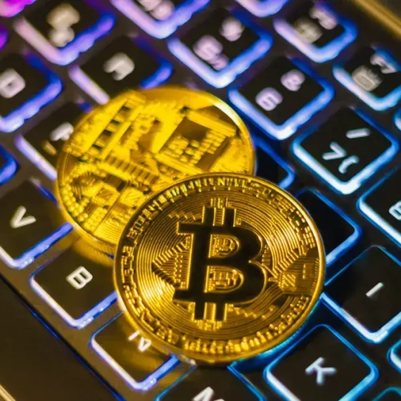 Bitcoin Steady Near $84.6K – Trump Criticizes Fed, Kraken Expands into Stocks